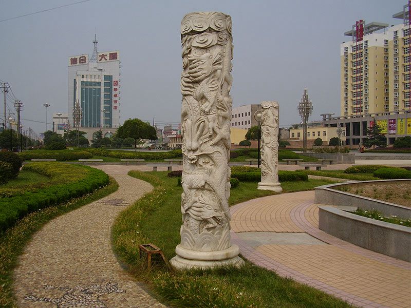 花岗岩石雕龙柱