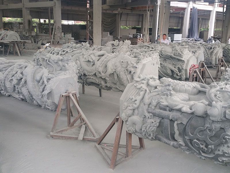 浮雕龙柱加工现场