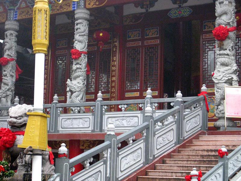 寺庙大殿浮雕龙柱